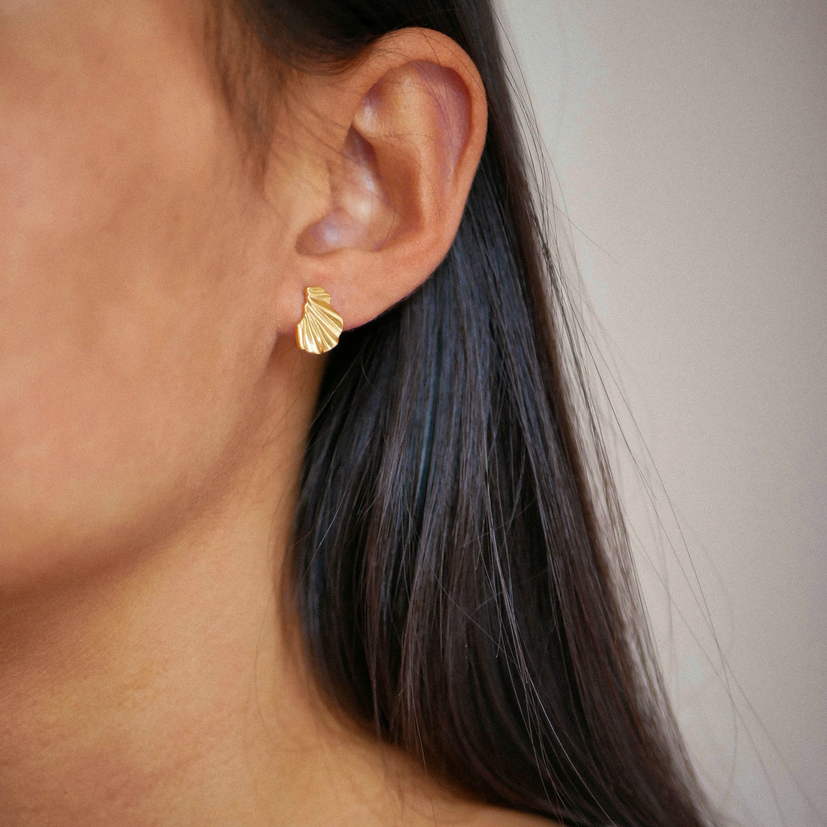 Mini Wave Earrings fra Enamel Copenhagen i Sølv Sterling 925