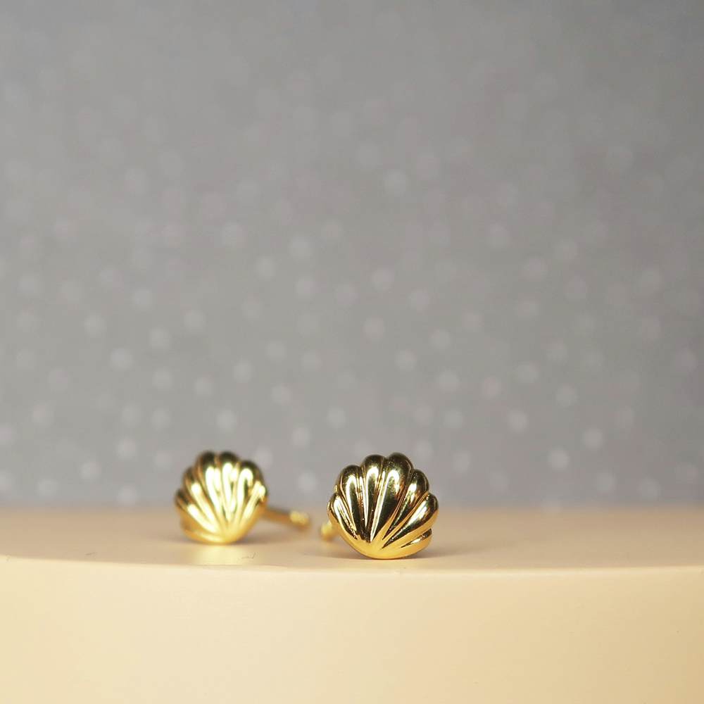 Sea Shell earsticks von Sistie in Vergoldet-Silber Sterling 925