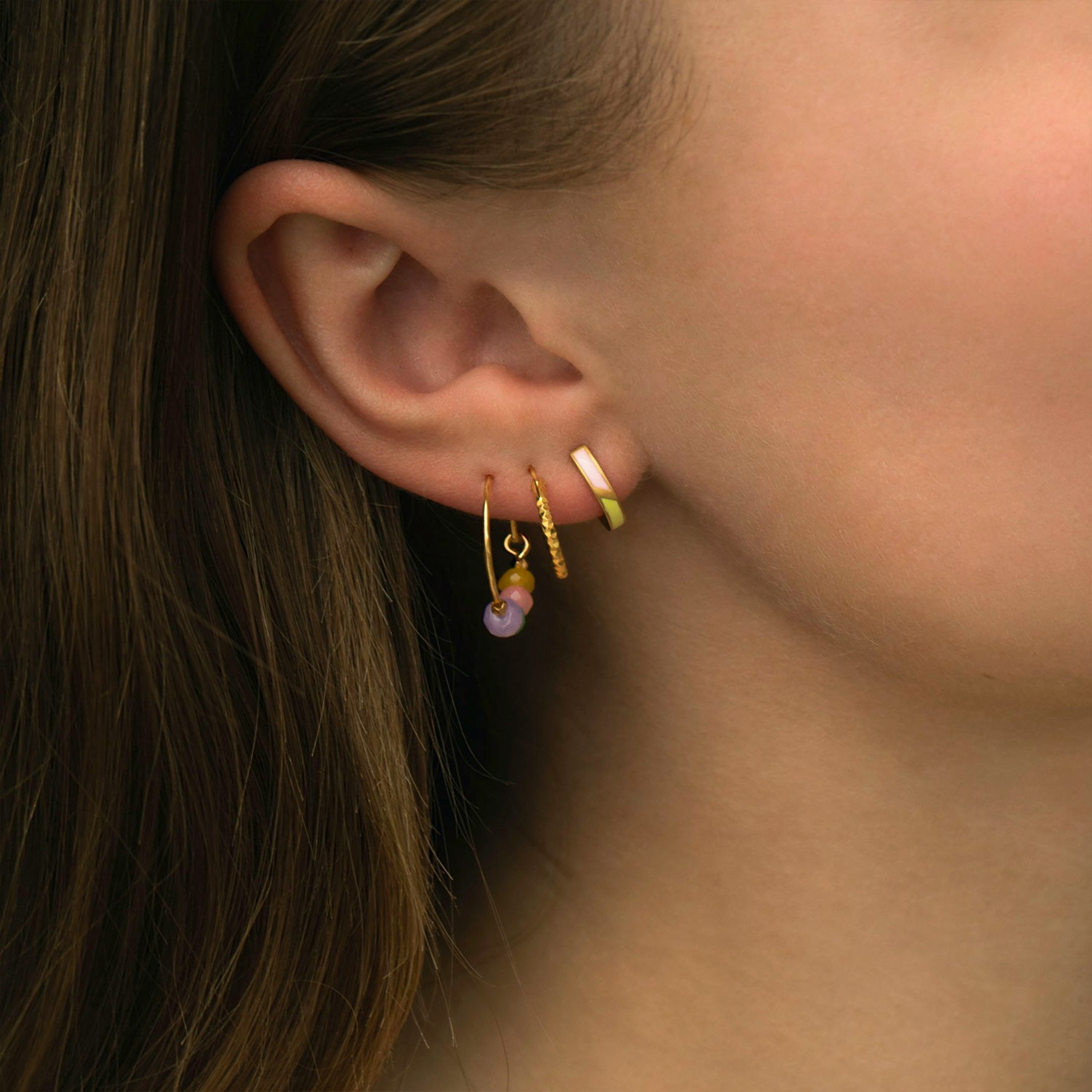 Petit Circus Huggie Earring Yellow & Pink Enamel fra STINE A Jewelry i Forgylt-Sølv Sterling 925