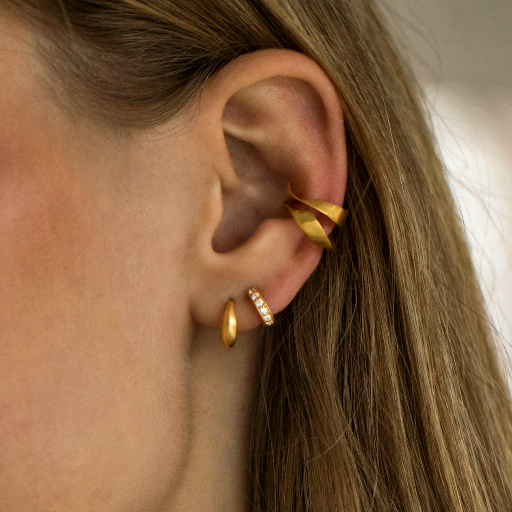 Tres Petit Creol With White Stones Earring fra STINE A Jewelry i Forgyldt-Sølv Sterling 925