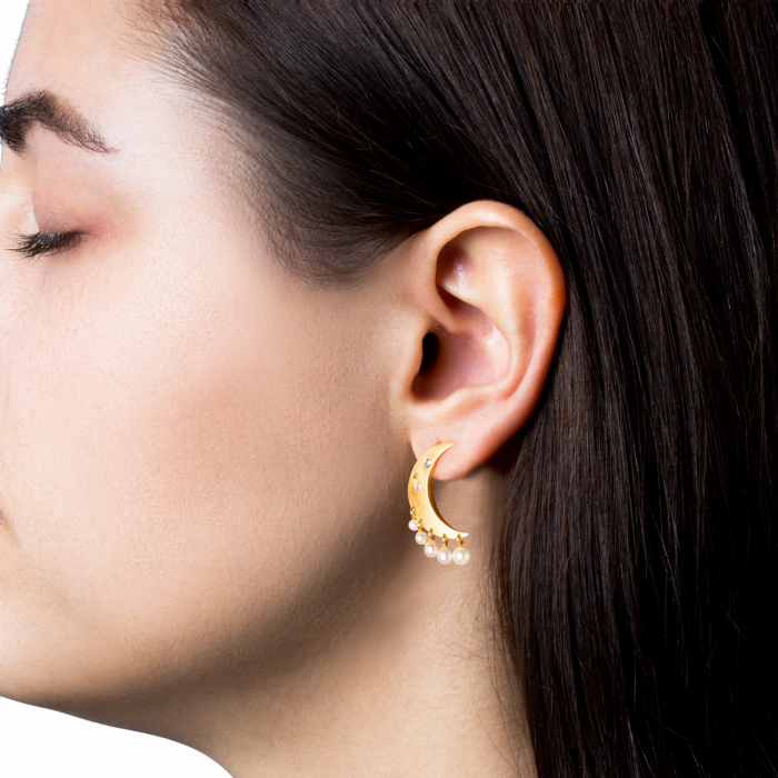 Pearl Moon Earring von Jane Kønig in Vergoldet-Silber Sterling 925