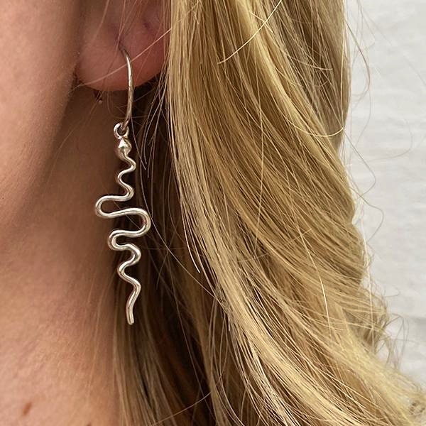 Young One Snake Creol Earrings Long fra Sistie i Sølv Sterling 925