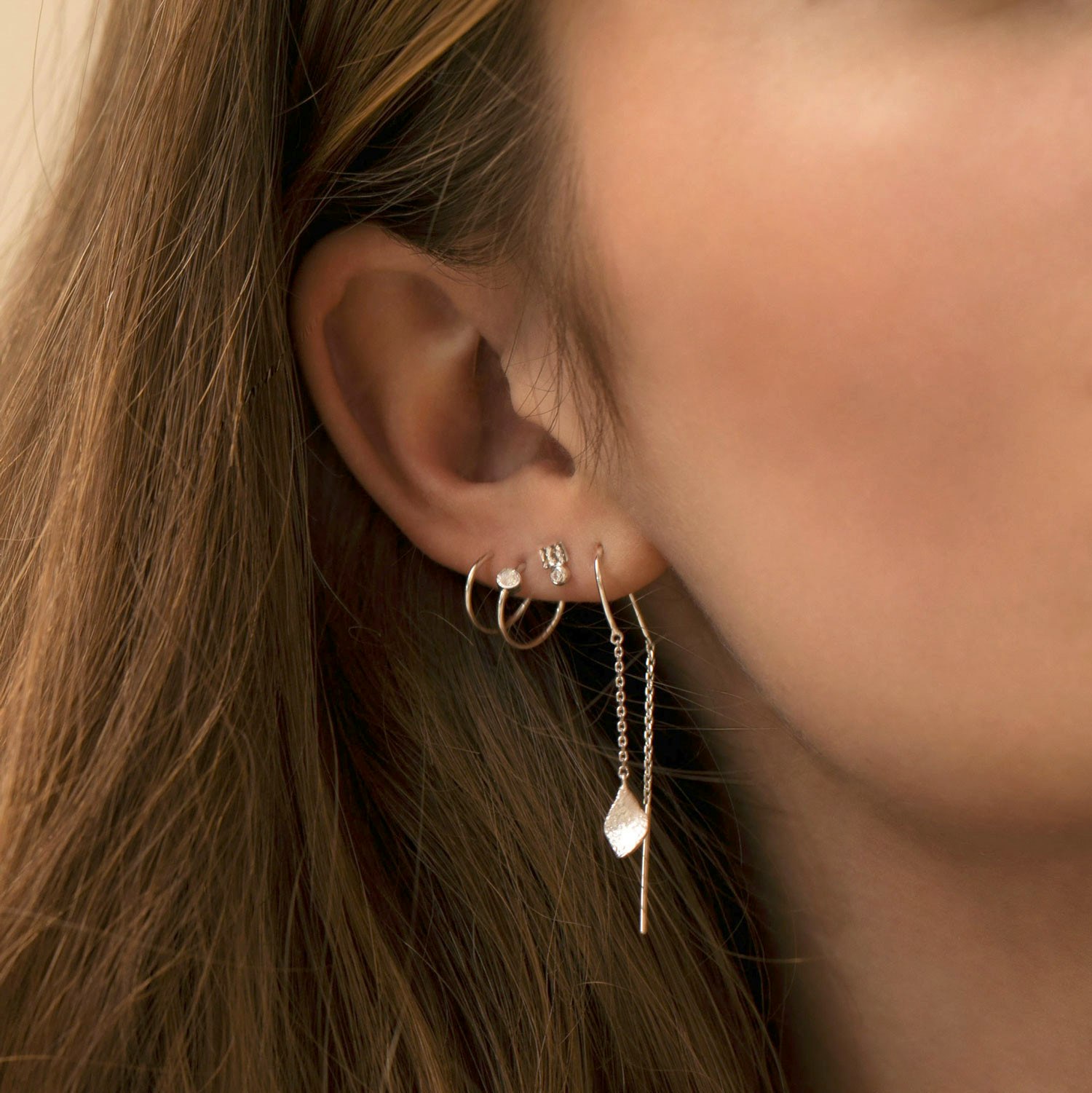 Big Dot Curl Earring Right från STINE A Jewelry i Förgyllt-Silver Sterling 925