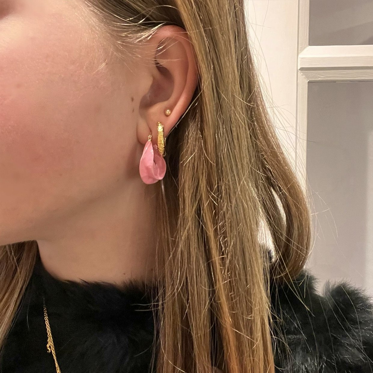 Africa Enamel Earrings Baby Pink van Pico in Verguld messing